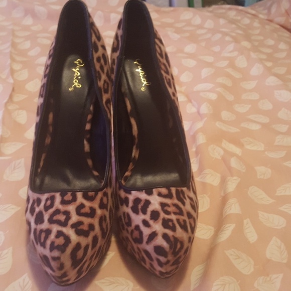 Heels - Picture 2 of 2